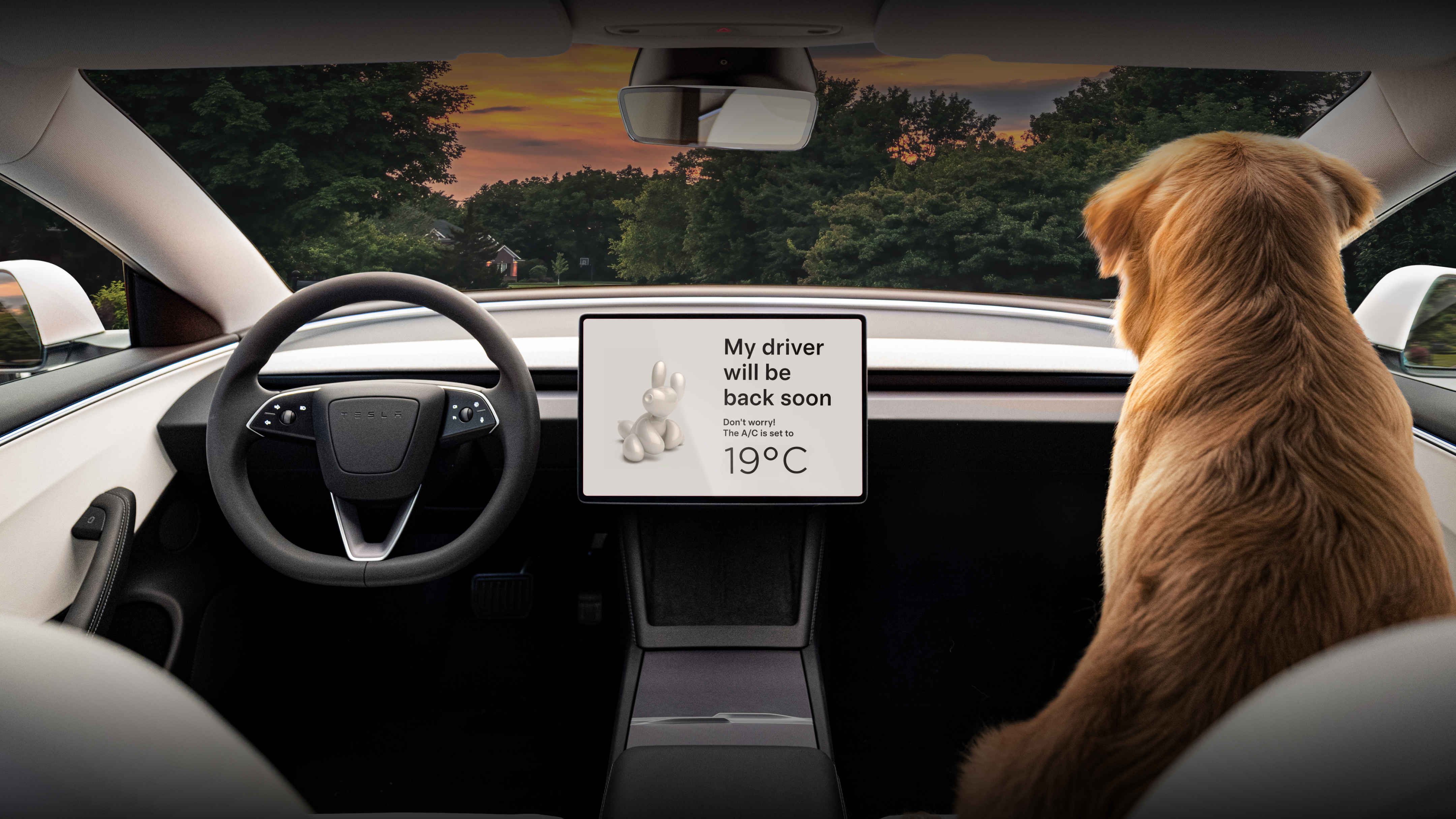 A középső érintőképernyő, amely „A jármű vezetője hamarosan visszatér” szöveget jeleníti meg, az anyósülésen pedig egy golden retriever ül.