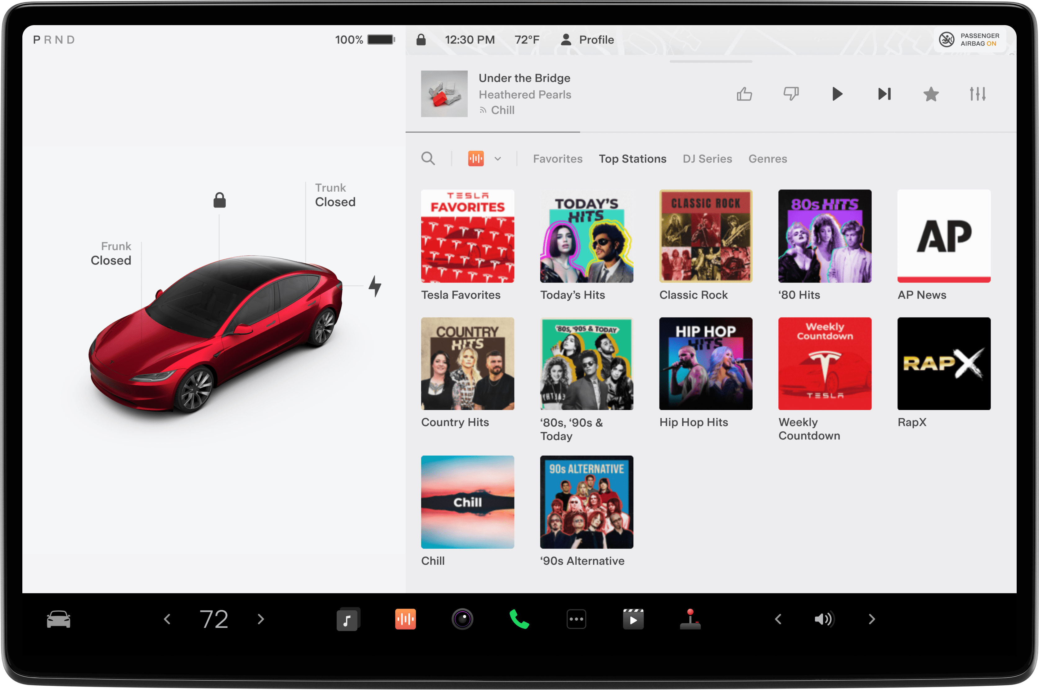 Touchscreen in der Mitte mit verschiedenen Playlists und Fahrzeugdaten.